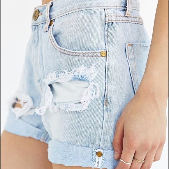 One Teaspoon Womens Light Wash "Chargers" Distressed Cuffed Denim Shorts 24 - Picture 3 of 11
